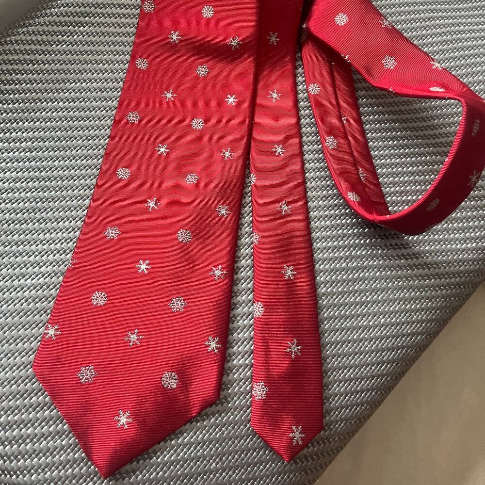 Brooks Brothers Makers 100% Silk Tie Snowflake Pattern